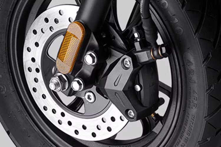 Hệ thống phanh đĩa mang lại khả năng kiểm soát tốt và cảm giác phanh rõ ràng trong điều kiện di chuyển hàng ngày. Khoảng sáng gầm xe ở mức 148 mm giúp xe dễ dàng vượt qua các đoạn đường mấp mô hoặc ngập nhẹ.