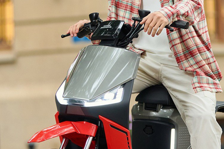 Xe máy điện Honda S09R 2025 mới cũng được tích hợp cụm đồng hồ kỹ thuật số hiển thị rõ các thông tin cần thiết như mức pin, thời gian và trạng thái vận hành.