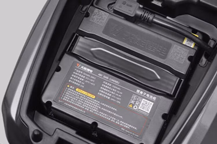 Xe máy điện Honda S09R cũng sử dụng vành đúc và lốp không săm kích thước 3.00-10 cho vận hành an toàn. Ngoài ra, xe cũng được trang bị hệ thống phanh đĩa cho cả bánh trước và bánh sau.