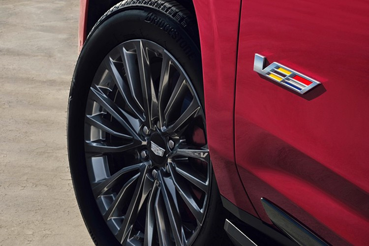 Hennessey cung cấp gói nâng cấp H1000 cho Cadillac Escalade-V 2026 với chế độ bảo hành 3 năm hoặc 36.000 dặm (57.936 km), tùy điều kiện nào đến trước, và sẽ giao xe cho bạn sau khi đã thử nghiệm trên đường lên đến 500 dặm (805 km) để đảm bảo rằng nó đáp ứng được kỳ vọng và mọi chức năng đều hoạt động bình thường.