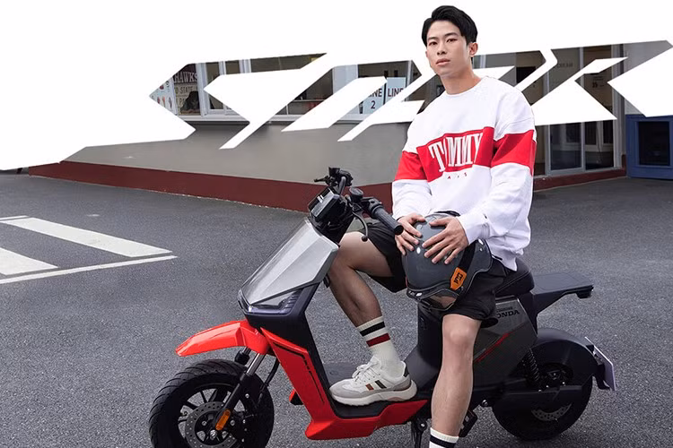 Xe được trang bị pin lithium 48V24Ah cho quãng đường vận hành tối đa tới 80 km/lần sạc. Pin được đặt cố định phía dưới yên xe, nên người sử dụng có thể sạc trực tiếp trên xe. Hiện Honda S09R được nhập khẩu Trung Quốc cũng đang được bán tại Việt Nam.