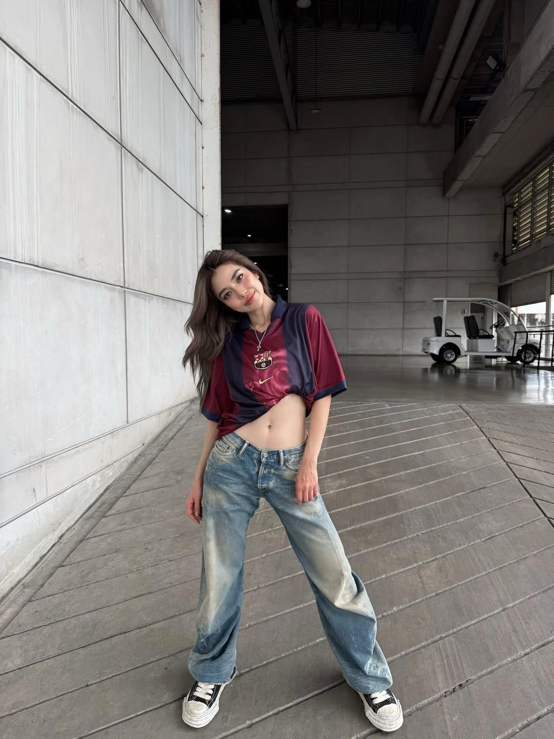 Không chỉ tỏa sáng trên con đường nghệ thuật, Prang Kannarun còn khiến nhiều người ngưỡng mộ bởi thành tích học tập ấn tượng. Cô tốt nghiệp loại giỏi, là thủ khoa ngành Quản trị Du lịch và Khách sạn của chương trình quốc tế thuộc Đại học Mahidol – một trong những trường đại học danh tiếng hàng đầu Thái Lan.