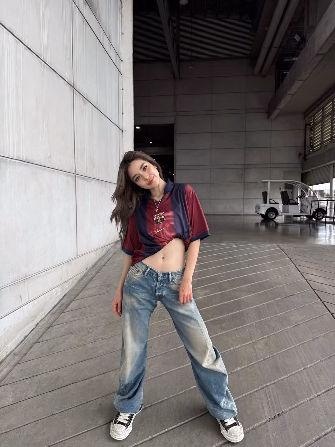 Không chỉ tỏa sáng trên con đường nghệ thuật, Prang Kannarun còn khiến nhiều người ngưỡng mộ bởi thành tích học tập ấn tượng. Cô tốt nghiệp loại giỏi, là thủ khoa ngành Quản trị Du lịch và Khách sạn của chương trình quốc tế thuộc Đại học Mahidol – một trong những trường đại học danh tiếng hàng đầu Thái Lan.