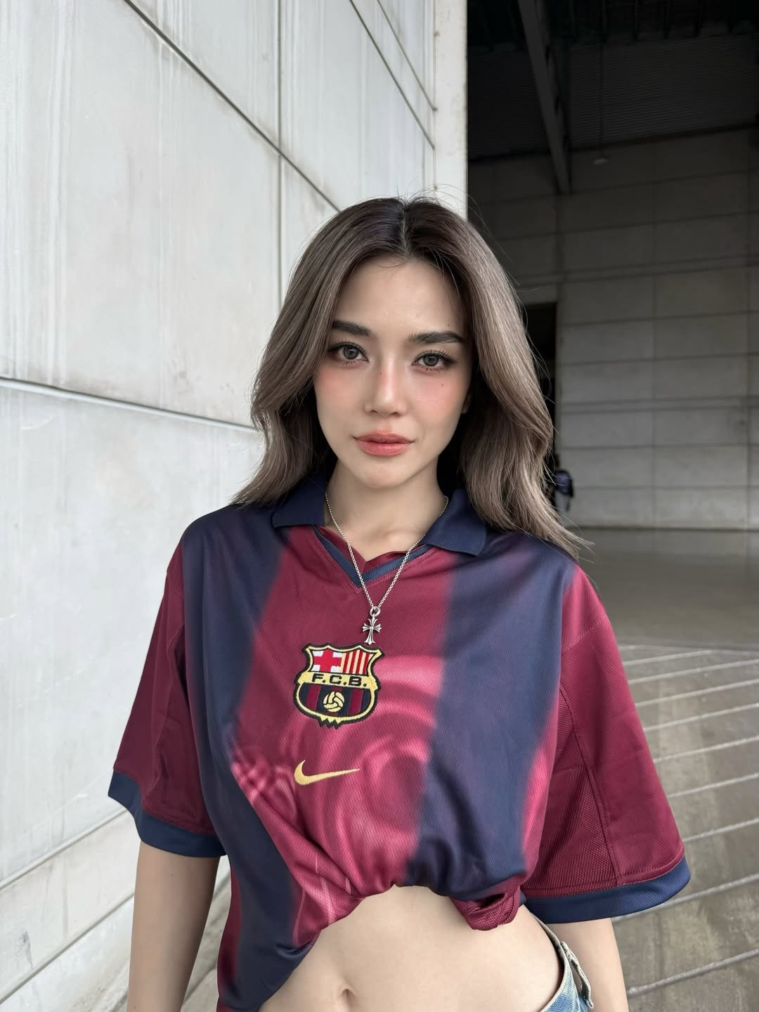 Không cần váy áo lộng lẫy hay layout trang điểm cầu kỳ, nữ diễn viên Thái Lan Prang Kannarun vẫn ghi điểm tuyệt đối nhờ vóc dáng săn chắc, vòng eo thon gọn cùng thần thái tự tin, hiện đại.