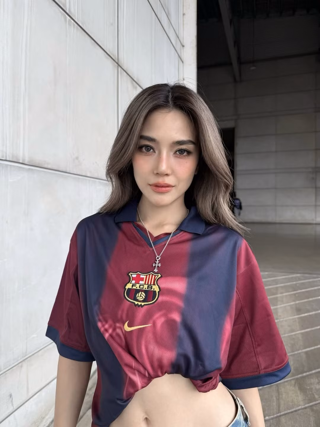 Không cần váy áo lộng lẫy hay layout trang điểm cầu kỳ, nữ diễn viên Thái Lan Prang Kannarun vẫn ghi điểm tuyệt đối nhờ vóc dáng săn chắc, vòng eo thon gọn cùng thần thái tự tin, hiện đại.