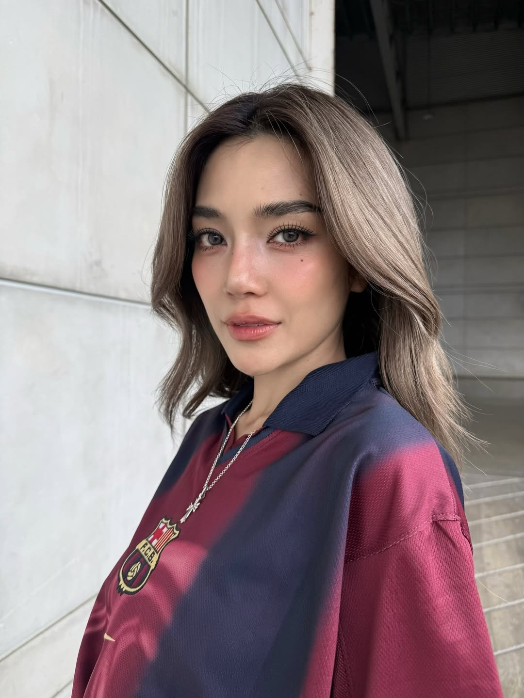 Phong cách tưởng chừng đơn giản nhưng lại giúp nữ diễn viên sinh năm 1991 phô diễn trọn vẹn lợi thế hình thể, khiến người xem khó rời mắt.