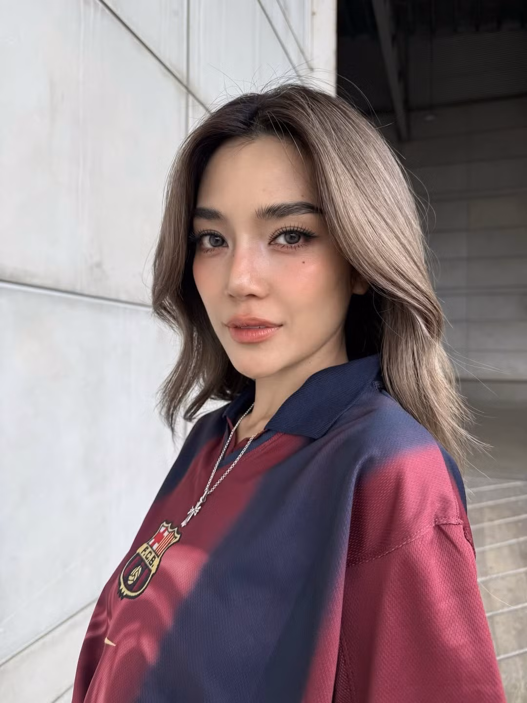 Phong cách tưởng chừng đơn giản nhưng lại giúp nữ diễn viên sinh năm 1991 phô diễn trọn vẹn lợi thế hình thể, khiến người xem khó rời mắt.