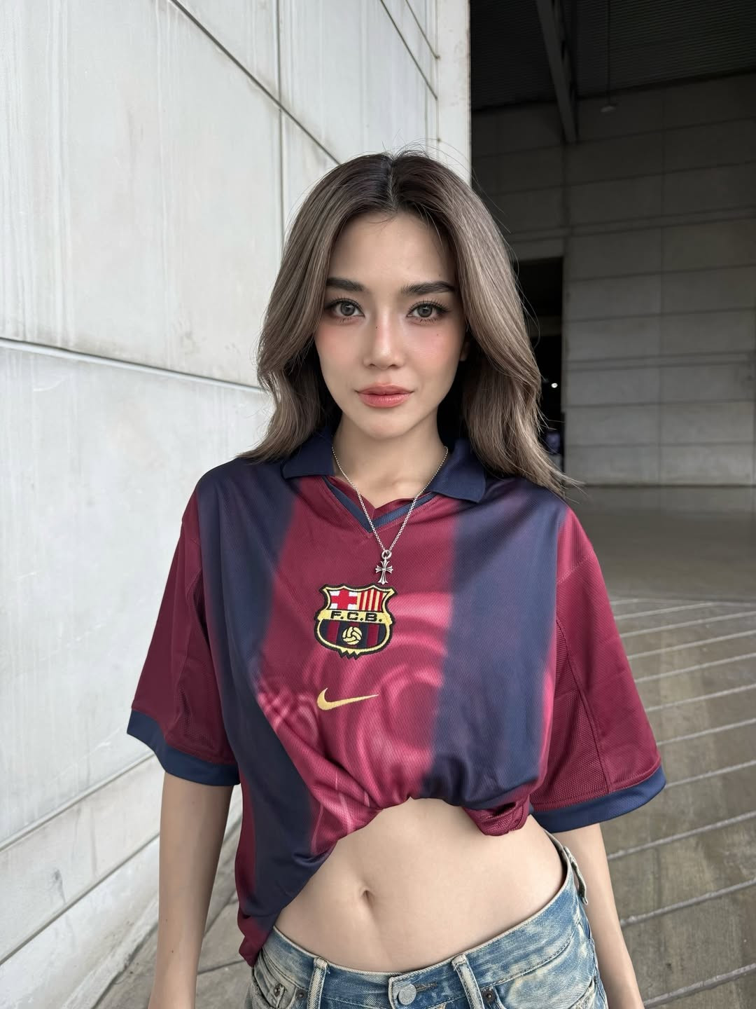 Nhan sắc của Prang Kannarun trong loạt ảnh đời thường cũng trở thành đề tài được bàn luận sôi nổi. Sở hữu gương mặt hài hòa với sống mũi cao, đôi mắt to sâu cùng làn da mịn màng, cô mang vẻ đẹp sắc sảo nhưng không quá lạnh lùng. Mái tóc nâu xám uốn nhẹ ôm gương mặt giúp tổng thể thêm phần mềm mại, nữ tính.