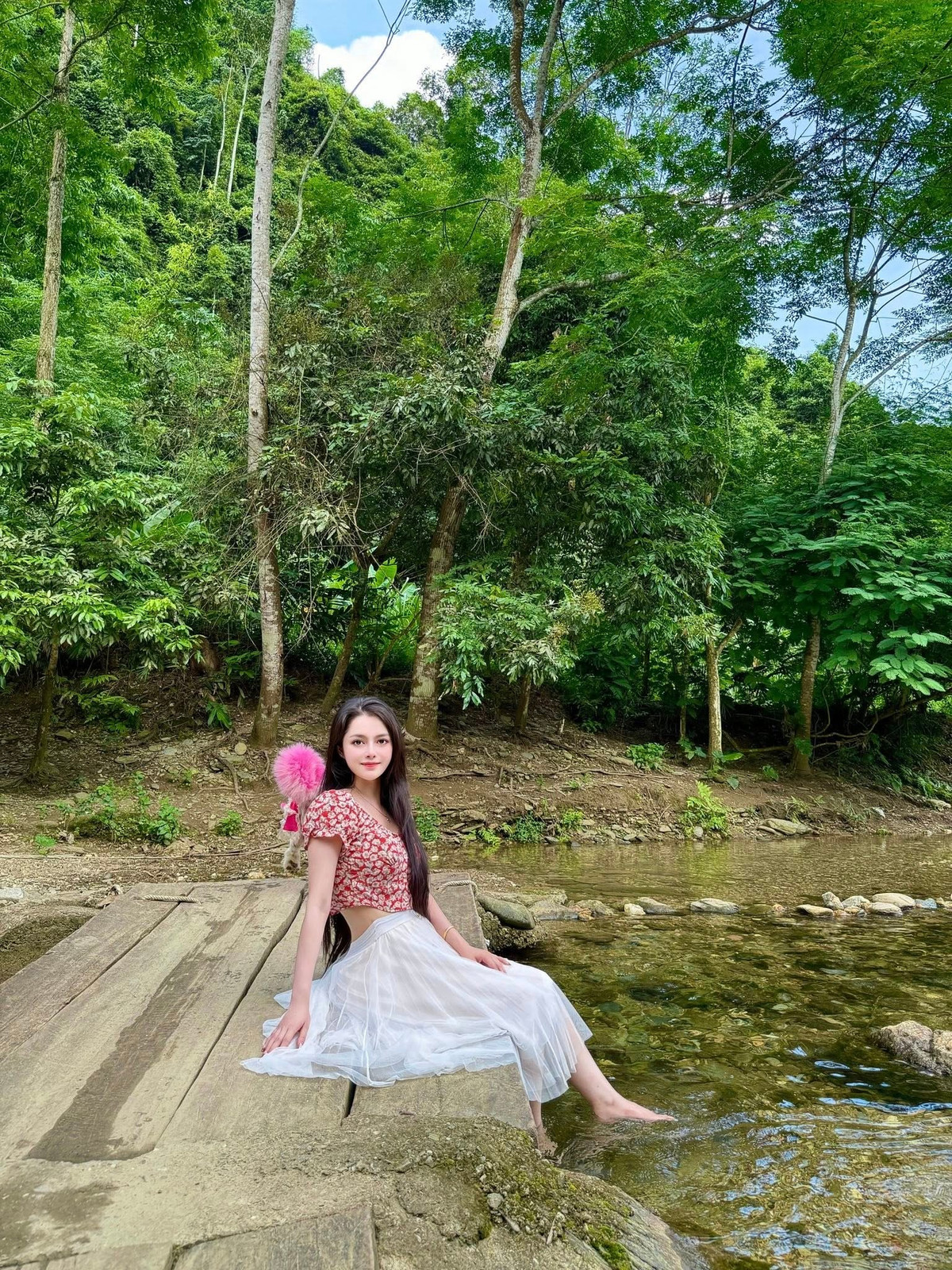 Dưới phần bình luận, netizen không chỉ để lại lời khen cho quê hương Tuyên Quang của Diệp Anh và còn không quên gửi lời có cánh tới nhan sắc của cô nàng.