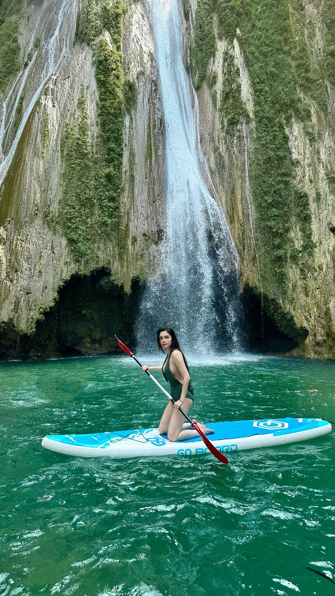 Mới đây trên trang cá nhân, "nàng Eva Tuyên Quang" Cao Diệp Anh đã khoe những bức ảnh cực đẹp tại thác Khuổi Nhi. Xuất hiện trong ảnh, cô nàng diện bikini liền thân và chèo SUP dưới chân thác.