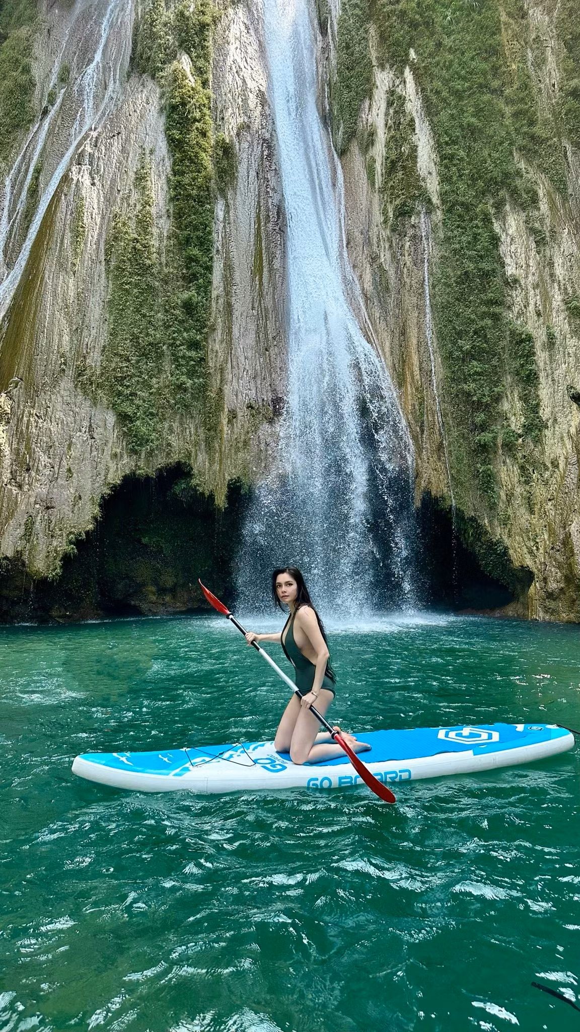 Mới đây trên trang cá nhân, "nàng Eva Tuyên Quang" Cao Diệp Anh đã khoe những bức ảnh cực đẹp tại thác Khuổi Nhi. Xuất hiện trong ảnh, cô nàng diện bikini liền thân và chèo SUP dưới chân thác.