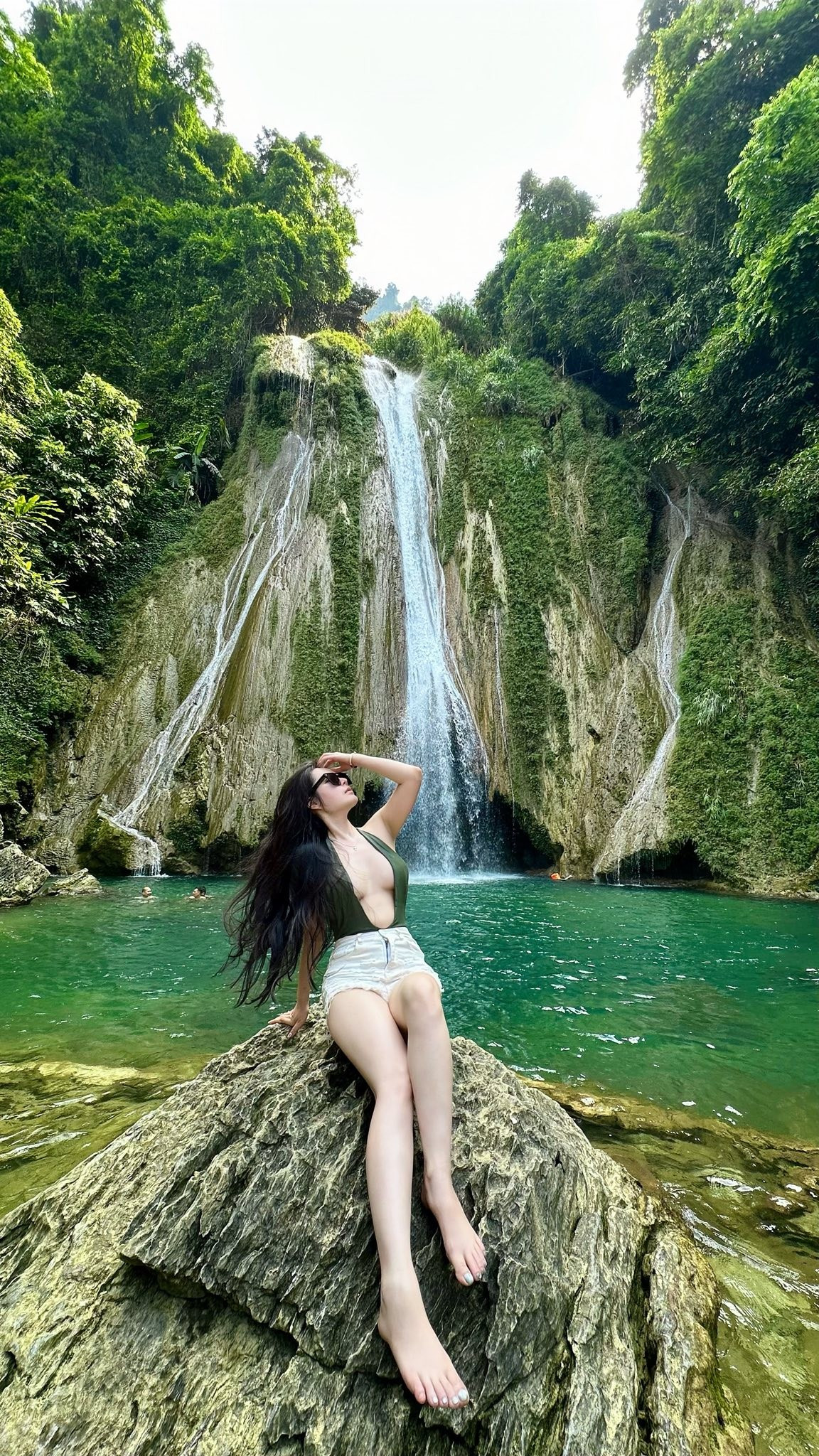 Thiết kế cắt xẻ táo bạo giúp nàng hot girl khoe trọn những đường cong gợi cảm, vòng eo thon gọn và đôi chân dài miên man.