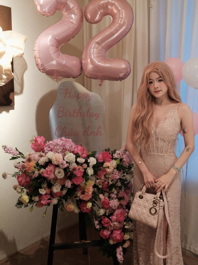 Bước sang tuổi 22, Chao hiện lên như một hình mẫu Gen Z hiện đại: độc lập tài chính, năng động, tích cực, không phô trương, tự tin nhưng không lố lăng. Sự chuyển mình từ dễ thương sang quyến rũ là một hành trình đáng ngưỡng mộ.