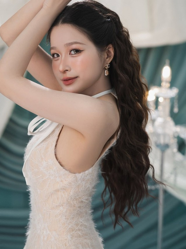 Sau thời kỳ hình ảnh đáng yêu, "bé ngoan", Chao dần thay đổi phong cách, trở nên trưởng thành, táo bạo, bốc lửa và hút mắt hơn hẳn. Không ít lần, người hâm mộ chứng kiến hot girl này diện bikini khoe dáng.