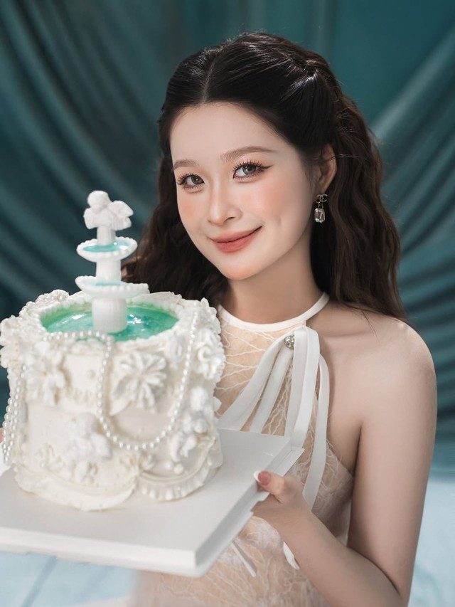 Chao gây ấn tượng cùng câu chào thân quen: "Xin chào mọi người, lại là Chao đây". Dần từ đó đến nay, cô nàng đạt được cả triệu lượt theo dõi TikTok cũng như các nền tảng mạng xã hội khác: Facebook, Instagram…