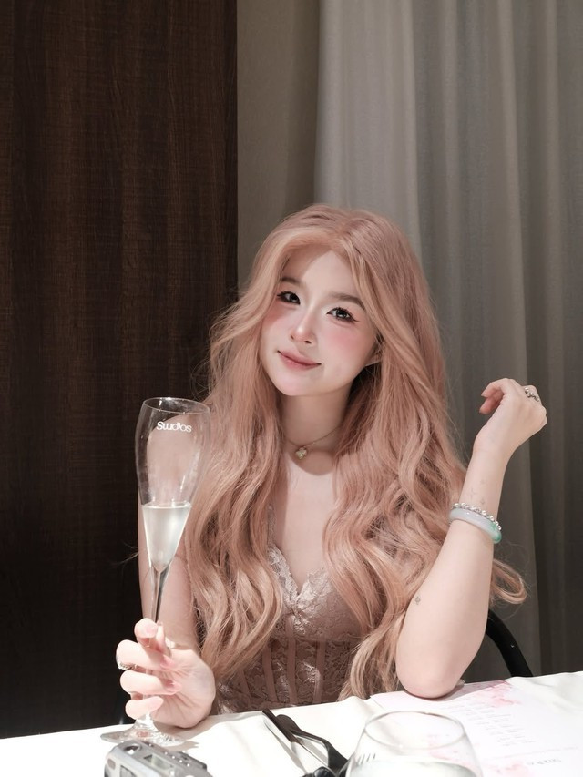 Bất chấp việc sinh ra trong gia đình khá giả, Chao đã tự kinh doanh từ năm 14 tuổi, đảm nhiệm phần content và marketing, thể hiện khả năng kinh doanh và tự chủ tài chính ở tuổi teen. Đây cũng là nền tảng vững chắc để cô kinh doanh lớn hơn, có tiềm lực kinh tế vững chắc.