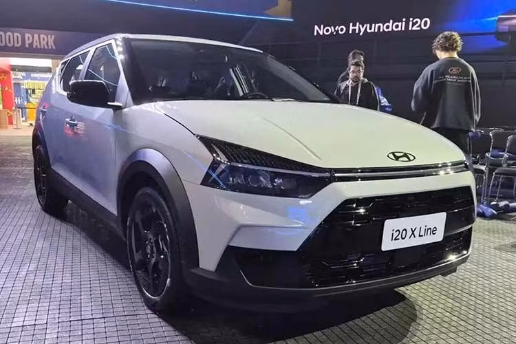 Hyundai i20 thế hệ mới vừa ra mắt tại thị trường Brazil, đồng thời hé lộ phần nào mẫu xe toàn cầu sẽ xuất hiện trong thời gian tới. Mẫu xe hatchback hạng B này được nâng cấp với phong cách thiết kế đậm chất SUV, ngôn ngữ tạo hình mới cùng nhiều công nghệ hiện đại trong khi vẫn duy trì các tùy chọn động cơ đốt trong dành cho khách hàng Brazil.