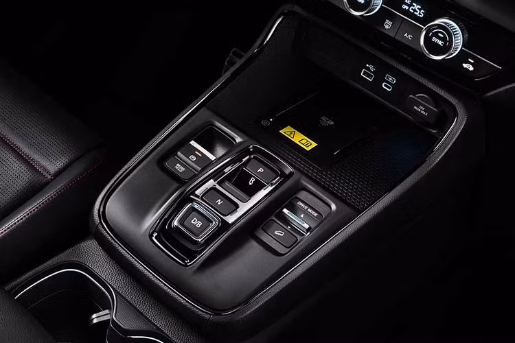 Honda CR-V e:HEV sở hữu tính năng đề nổ từ xa tích hợp trên chìa khóa thông minh; đóng/ mở dễ dàng bằng thẻ khóa từ thông minh nhỏ gọn (phiên bản e:HEV RS). CR-V e:HEV L chỉ sử dụng đồng hồ hiển thị 7 inch thay vì 10,2 inch như bản RS. Phiên bản L cũng không có đèn viền nội thất, cửa sổ trời toàn cảnh, hiển thị thông tin lên kính lái HUD, chìa khóa thẻ từ.