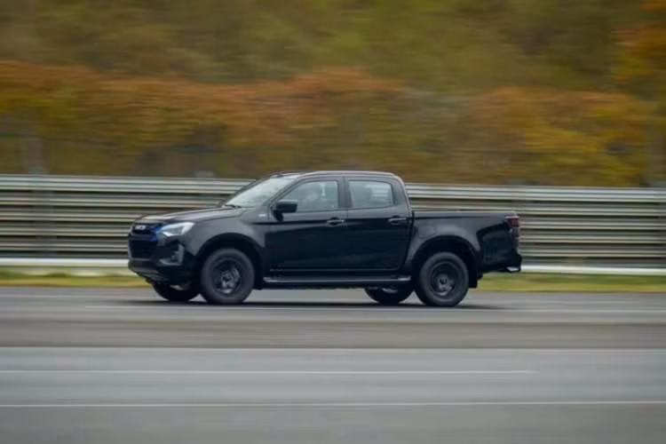 Một đại diện của Isuzu từng chia sẻ với Drive tại triển lãm ôtô Tokyo 2025 rằng, công nghệ hybrid là một cách để duy trì sự tồn tại của xe bán tải trong bối cảnh các quy định về khí thải ngày càng nghiêm ngặt hơn.