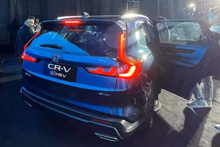 Tất cả các phiên bản e:HEV đều được trang bị Hệ thống công nghệ hỗ trợ lái xe an toàn tiên tiến Honda SENSING, bảo vệ toàn diện cho người lái, hành khách, người đi đường và các phương tiện xung quanh. Bên cạnh đó, mẫu xe còn được trang bị các tính năng an toàn chủ động và bị động tiên tiến khác giúp bảo vệ hành khách trên xe cũng như người đi đường ở cấp độ cao nhất.