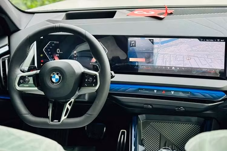 Bước vào khoang lái, BMW X3 30 tiếp tục duy trì phong cách thiết kế hiện đại với triết lý tập trung vào người lái. Tâm điểm của nội thất là màn hình kép dạng cong cỡ lớn, kết hợp giữa bảng đồng hồ 12,3 inch và màn hình giải trí 14,9 inch sắc nét. Hệ thống này không chỉ cung cấp thông tin vận hành mà còn tích hợp kho giải trí phong phú với Spotify, YouTube và khả năng chơi game trực tuyến.