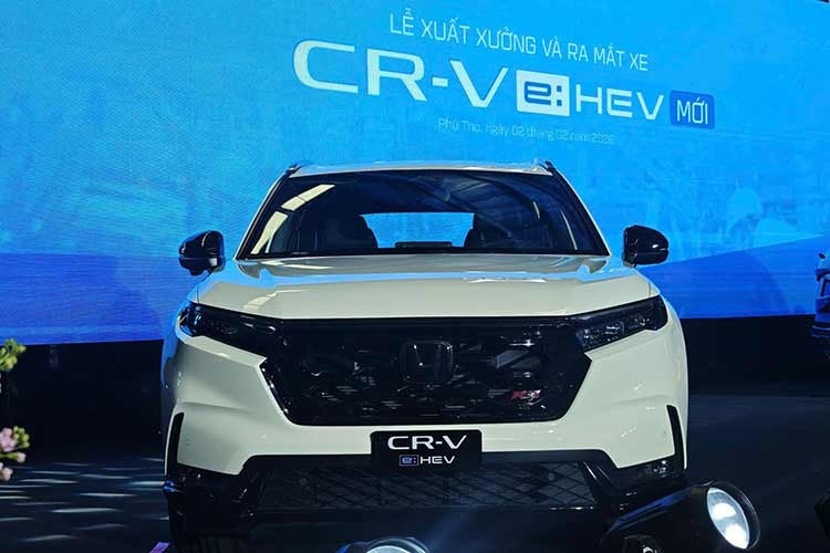 Ngoại thất xe chủ yếu tập trung vào màu sắc khi bản RS có nhiều chi tiết màu đen bóng còn bản L nhựa đen mờ... Điểm khác biệt đáng kể là phiên bản L không có đèn sương mù sau, không có đèn hỗ trợ vào cua chủ động.