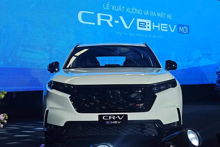 Ngoại thất xe chủ yếu tập trung vào màu sắc khi bản RS có nhiều chi tiết màu đen bóng còn bản L nhựa đen mờ... Điểm khác biệt đáng kể là phiên bản L không có đèn sương mù sau, không có đèn hỗ trợ vào cua chủ động.