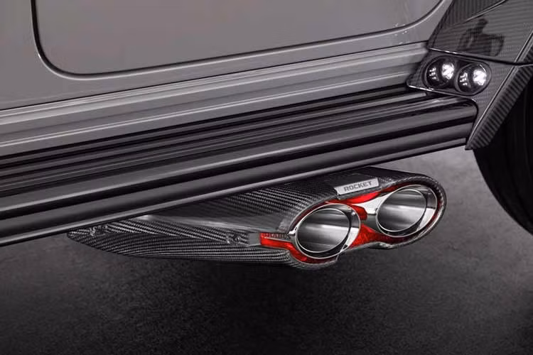 Hệ thống ống xả hiệu suất cao BRABUS ROCKET làm từ thép không gỉ, với ống xả thoát bên đặt phía trước bánh sau hai bên xe, tạo nên âm thanh đặc biệt. Van điều chỉnh âm thanh ống xả, cho phép tài xế chọn giữa chế độ êm ái hoặc âm thanh V8 đặc trưng.