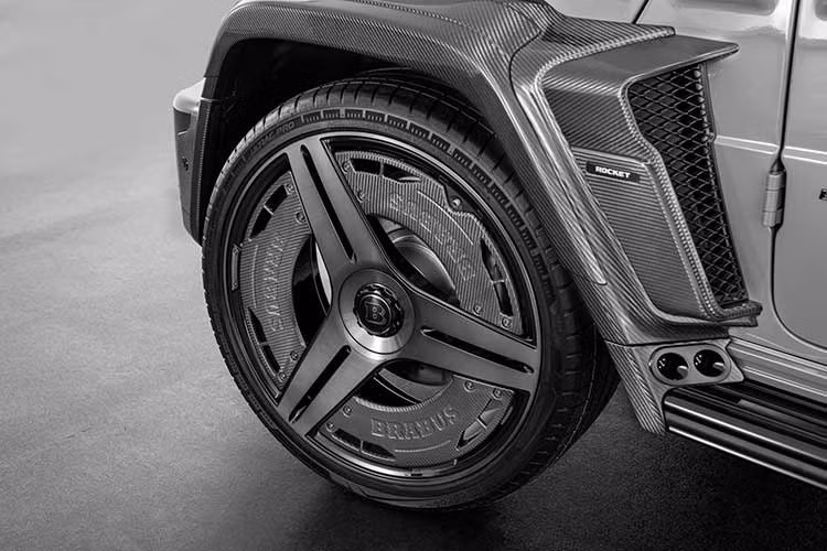 Điểm nhấn phần hông của BRABUS 900 ROCKET EDITION là bộ mâm kích thước 24 inch BRABUS Monoblock II EVO “PLATINUM EDITION” cao cấp, tái hiện nét hiện đại hoà quyện thiết kế ba chấu huyền thoại. Để tăng độ sắc sảo và thẩm mỹ, bộ mâm có tấm che Aero Blades bằng sợi carbon.