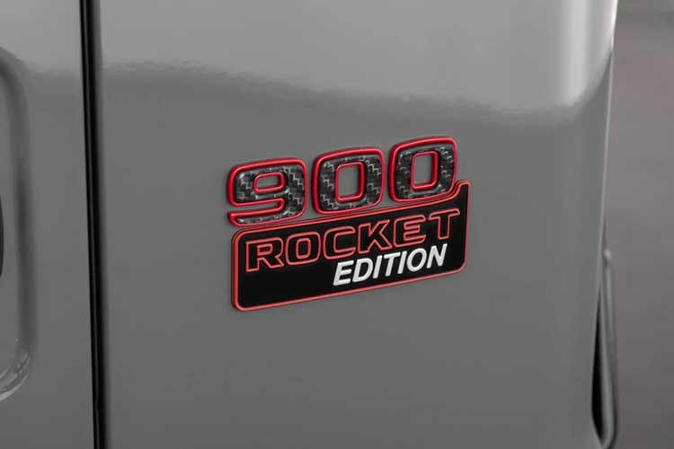 iệu ứng 1-Second-Wow toàn diện với những nâng cấp như: cánh gió sau carbon BRABUS phát triển riêng, khung lưới tản nhiệt carbon tích hợp đèn LED, huy hiệu BRABUS phía trước tích hợp đèn chiếu sáng. Đây là sự sáng tạo mới, mang đến cảm xúc thị giác riêng biệt dành cho ROCKET EDITION ngay cả trong bóng tối.