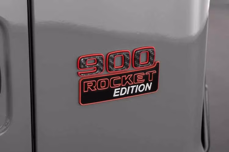 iệu ứng 1-Second-Wow toàn diện với những nâng cấp như: cánh gió sau carbon BRABUS phát triển riêng, khung lưới tản nhiệt carbon tích hợp đèn LED, huy hiệu BRABUS phía trước tích hợp đèn chiếu sáng. Đây là sự sáng tạo mới, mang đến cảm xúc thị giác riêng biệt dành cho ROCKET EDITION ngay cả trong bóng tối.