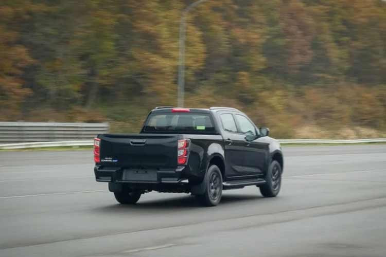 Isuzu hiện chưa công bố thời điểm ra mắt cụ thể cho D-Max hay mu-X PHEV. Tuy vậy, theo nguồn tin từ giới thạo tin, các phiên bản hybrid có thể được giới thiệu cùng thời điểm với thế hệ mới của D-Max, dự kiến trình làng vào khoảng năm 2027.