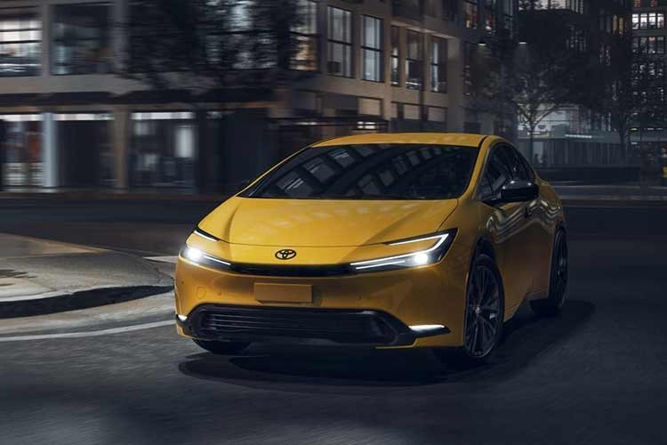 Toyota Prius 2025 Prius ﻿Đây là mẫu xe đã có công ''phổ cập hóa'' công nghệ động cơ hybrid tự sạc kể từ khi ra mắt năm 1997 và luôn nổi bật về độ tin cậy. Đặc biệt, Prius thế hệ thứ hai và thứ tư được đánh giá rất cao về độ bền, với không ít xe chạy trên 800.000 km. Prius thế hệ thứ năm hiện đang bán trên thị trường dường như cũng kế thừa những điểm mạnh đó.