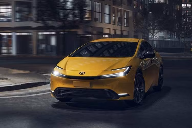 Toyota Prius 2025 Prius ﻿Đây là mẫu xe đã có công ''phổ cập hóa'' công nghệ động cơ hybrid tự sạc kể từ khi ra mắt năm 1997 và luôn nổi bật về độ tin cậy. Đặc biệt, Prius thế hệ thứ hai và thứ tư được đánh giá rất cao về độ bền, với không ít xe chạy trên 800.000 km. Prius thế hệ thứ năm hiện đang bán trên thị trường dường như cũng kế thừa những điểm mạnh đó.