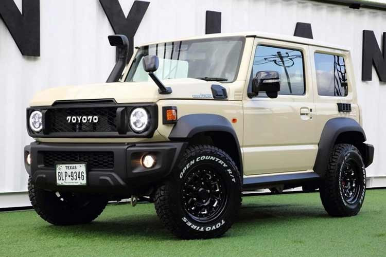 Nếu Toyota Land Cruiser FJ mới vẫn chưa đủ “đã” với những ai thích một mẫu xe nhỏ gọn hơn hoặc đậm chất hoài cổ hơn thì một gói độ mới đến từ Nhật Bản có thể là lựa chọn lý tưởng. Dựa trên cái tên quen thuộc là Suzuki Jimny, bản độ này biến mẫu SUV tí hon thành phiên bản thu nhỏ của Toyota Land Cruiser 70 Series huyền thoại.