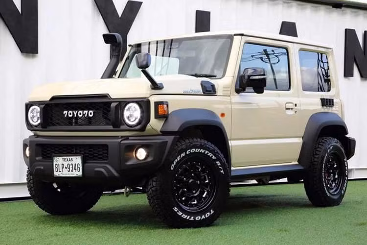 Nếu Toyota Land Cruiser FJ mới vẫn chưa đủ “đã” với những ai thích một mẫu xe nhỏ gọn hơn hoặc đậm chất hoài cổ hơn thì một gói độ mới đến từ Nhật Bản có thể là lựa chọn lý tưởng. Dựa trên cái tên quen thuộc là Suzuki Jimny, bản độ này biến mẫu SUV tí hon thành phiên bản thu nhỏ của Toyota Land Cruiser 70 Series huyền thoại.