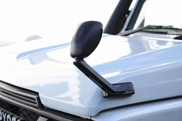 Gói độ này có thể kết hợp thêm trang bị off-road để tăng vẻ hầm hố, bao gồm ống thở, mâm hợp kim mới bọc lốp địa hình và hệ thống treo nâng cấp. Dựa trên hình ảnh hiện có, gói độ này có thể áp dụng cho cả Suzuki Jimny hiện đang bán tại Nhật Bản dưới cái tên Jimny Nomad.