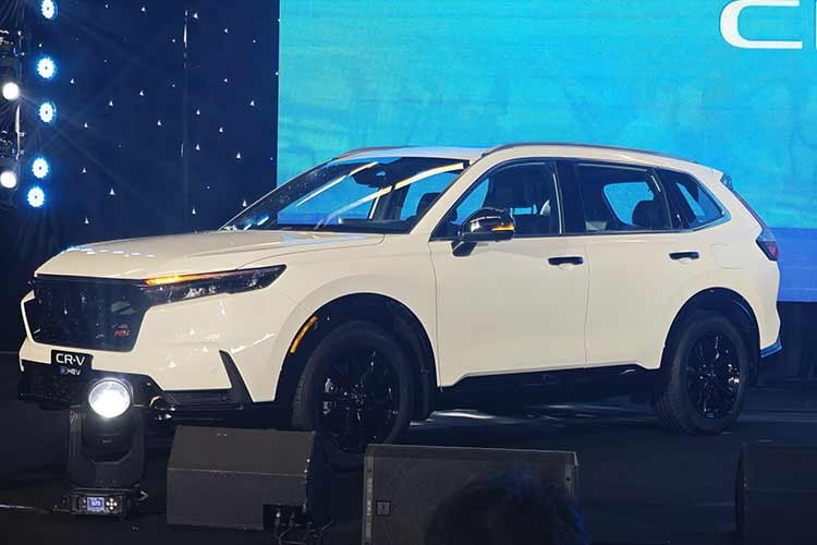 Lần đầu tiên được lắp ráp tại Việt Nam, Honda CR-V e:HEV 2026 vẫn đảm bảo tuân theo những tiêu chuẩn chất lượng của Honda toàn cầu, không chỉ giúp HVN đáp ứng nhu cầu ngày càng đa dạng của khách hàng một cách nhanh chóng nhất, mà còn thể hiện cam kết lâu dài trong việc đóng góp vào mục tiêu phát triển ngành công nghiệp ôtô trong nước.