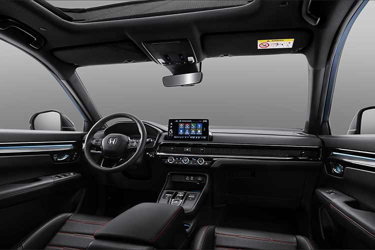 Honda CR-V e:HEV mới tiếp tục mang đến cho khách hàng khoang nội thất 5 chỗ rộng rãi và cao cấp. Bằng cách kết hợp khéo léo các công nghệ mới nhất của Honda và phong cách thiết kế sang trọng, tối ưu không gian, CR-V e:HEV mới đã đạt đến đỉnh cao của sự tiện nghi, hiện đại và rộng rãi trong nội thất.