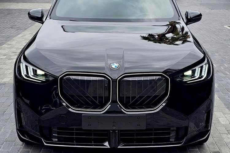 Điểm nhận diện đặc trưng nằm ở lưới tản nhiệt có viền phát sáng rực rỡ và bộ mâm đa chấu kích thước 20 inch bề thế. Để phân biệt nhanh với bản cấp thấp, người dùng có thể quan sát hệ thống phanh hiệu năng cao phía trong được sơn màu đỏ nổi bật, thay vì màu xanh truyền thống trên bản X3 20.