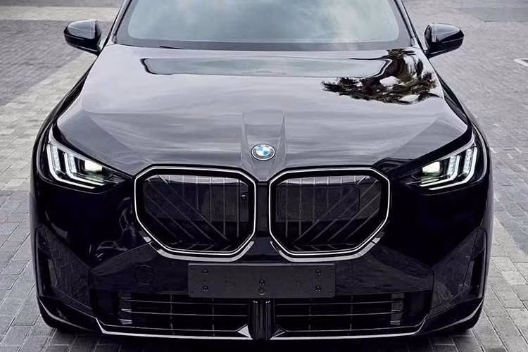 Điểm nhận diện đặc trưng nằm ở lưới tản nhiệt có viền phát sáng rực rỡ và bộ mâm đa chấu kích thước 20 inch bề thế. Để phân biệt nhanh với bản cấp thấp, người dùng có thể quan sát hệ thống phanh hiệu năng cao phía trong được sơn màu đỏ nổi bật, thay vì màu xanh truyền thống trên bản X3 20.