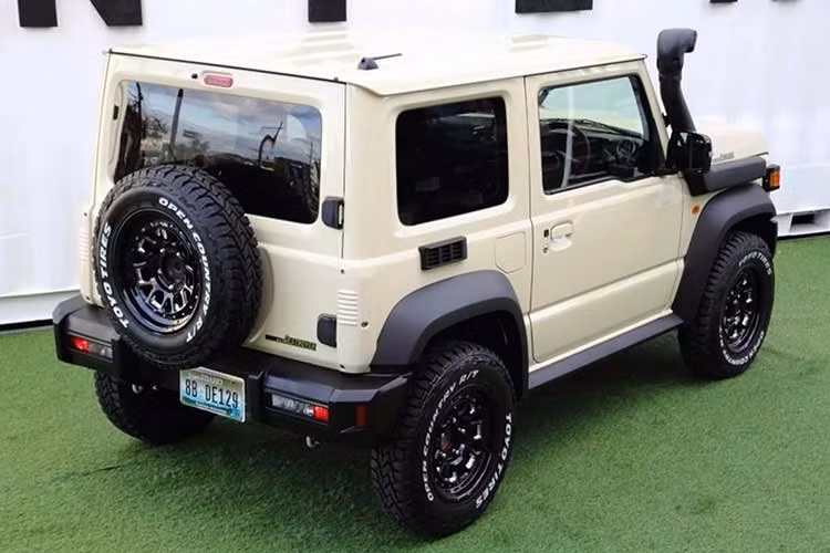 Thay đổi dễ nhận thấy nhất chính là nắp ca-pô cơ bắp hơn, gắn logo 70YO.70 Destroyer ở bên sườn và có thêm gương quan sát phụ phía trước. Cản trước lấy từ Suzuki Jimny nhưng lưới tản nhiệt đã thay đổi thiết kế. Đèn pha LED tròn và đèn xi-nhan kiểu cổ điển đều được tạo hình để mô phỏng Toyota Land Cruiser 70 Series bản nâng cấp.