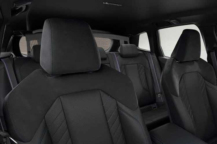 Sức mạnh được truyền xuống bốn bánh thông qua hộp số tự động 8 cấp và hệ dẫn động AWD tiêu chuẩn, đảm bảo sự linh hoạt trên mọi địa hình. Không chỉ mạnh mẽ, phiên bản cao cấp nhất của dòng X3 còn được chú trọng đặc biệt về mảng an toàn với gói công nghệ ADAS toàn diện.