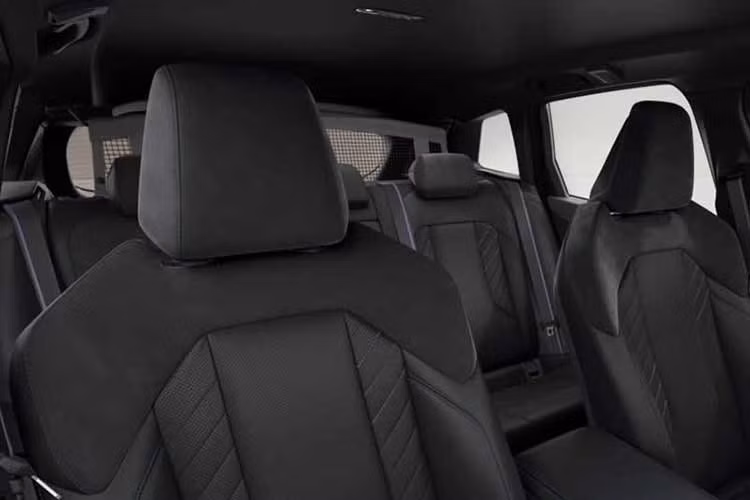 Sức mạnh được truyền xuống bốn bánh thông qua hộp số tự động 8 cấp và hệ dẫn động AWD tiêu chuẩn, đảm bảo sự linh hoạt trên mọi địa hình. Không chỉ mạnh mẽ, phiên bản cao cấp nhất của dòng X3 còn được chú trọng đặc biệt về mảng an toàn với gói công nghệ ADAS toàn diện.