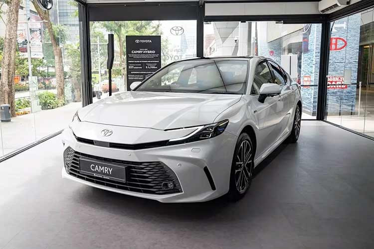 Toyota Camry 2025 ﻿Đứng đầu bảng xếp hạng về độ bền của Consumer Reports năm 2025 chính là Toyota Camry, vượt qua cả Honda CR-V. Điều này không gây bất ngờ bởi Camry có lịch sử lâu đời về độ “nồi đồng cối đá”. Camry 2025 đạt điểm rất cao về độ bền và mức độ hài lòng của người dùng.