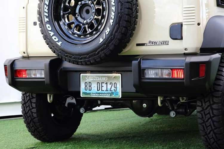 Về vận hành, xe vẫn sử dụng động cơ xăng 4 xi-lanh, hút khí tự nhiên, dung tích 1.5L, cho công suất tối đa 101 mã lực Con số này chỉ bằng khoảng một nửa so với động cơ diesel tăng áp 2.8L của Toyota Land Cruiser 70 Series.