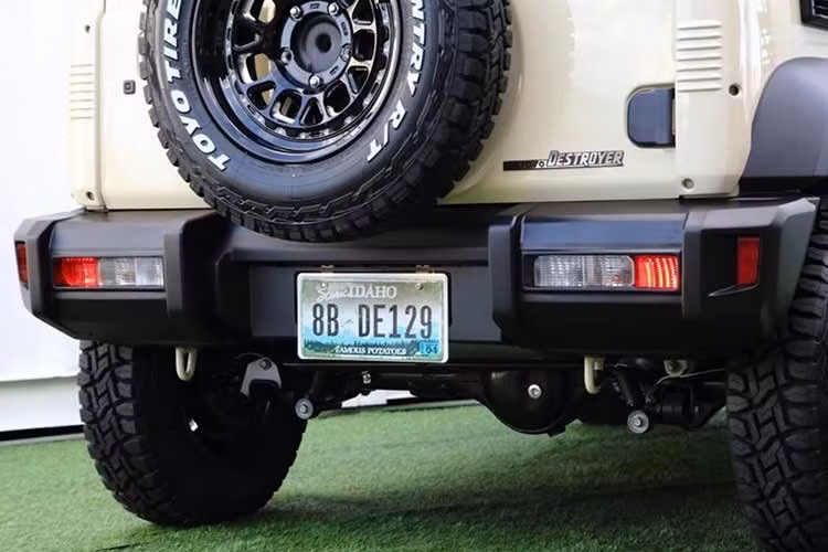 Về vận hành, xe vẫn sử dụng động cơ xăng 4 xi-lanh, hút khí tự nhiên, dung tích 1.5L, cho công suất tối đa 101 mã lực Con số này chỉ bằng khoảng một nửa so với động cơ diesel tăng áp 2.8L của Toyota Land Cruiser 70 Series.