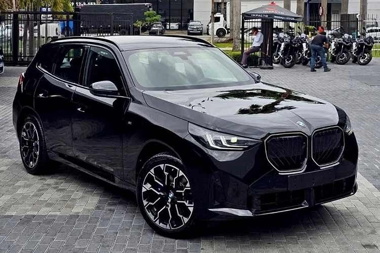 Sau khi thế hệ mới ra mắt vào giữa năm 2025, BMW vừa bổ sung phiên bản cao cấp nhất cho dòng X3 mang tên BMW X3 30 M Sport Pro 2026 nâng cấp tại thị trường Việt Nam. Dù chưa có thông tin chính thức nhưng nhiều đại lý đã chào giá 2,899 tỷ đồng cho phiên bản này.