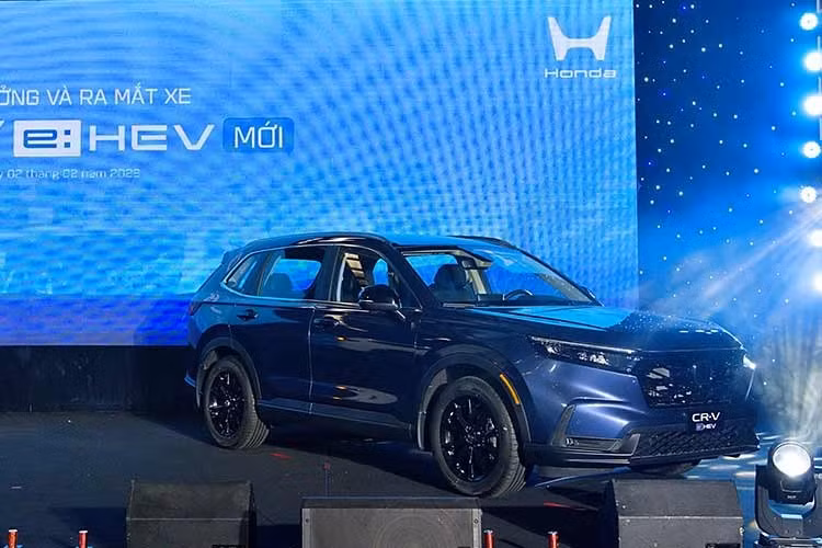 Honda CR-V e:HEV áp dụng chính sách bảo hành toàn diện: Bảo hành tiêu chuẩn 3 năm hoặc 100.000 km (tùy theo điều kiện nào đến trước) và đặc biệt Gia hạn Bảo hành miễn phí thêm 2 năm hoặc 50.000 km (tùy theo điều kiện nào đến trước). Xe có 3 màu gồm: Đen; Đỏ (màu mới); Xanh; Xám và mở bán từ ngày 11/02/206, mức giá bán chưa được công bố.