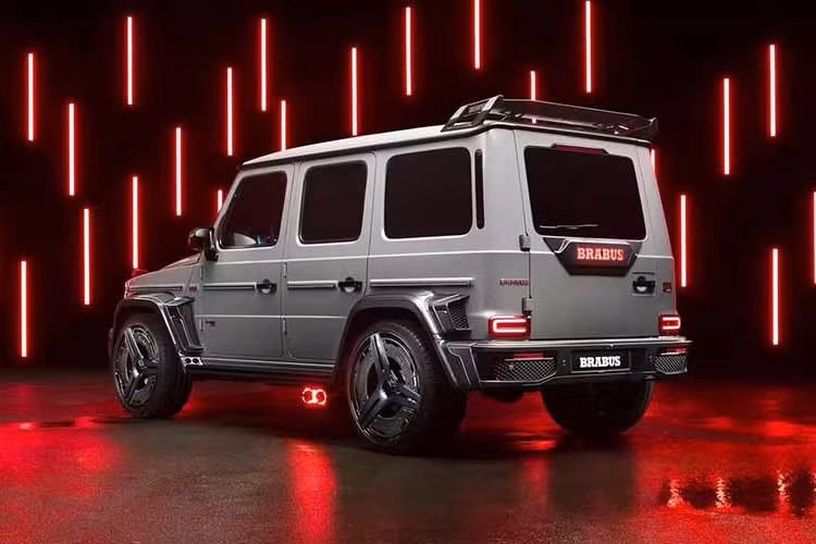 Mẫu xe SUV BRABUS 900 ROCKET EDITION được hãng độ BRABUS trang bị cho bộ bodykit sợi carbon được chế tác riêng, nổi bật nhờ lớp sơn đặc trưng Stealth Gray và phiên bản Signature Black.